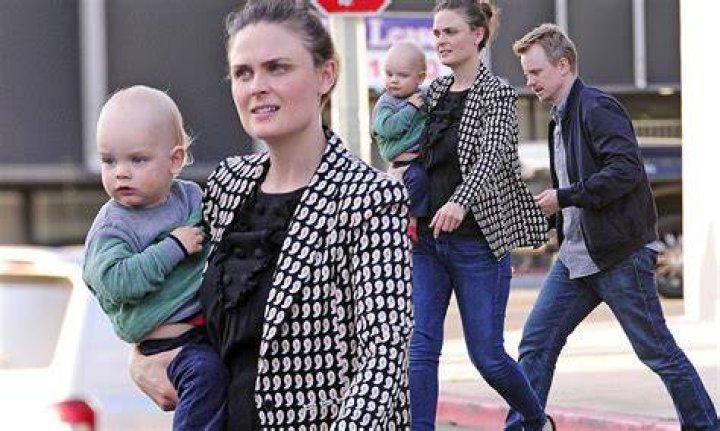 How Many Kids Does Emily Deschanel Have? A Comprehensive Guide